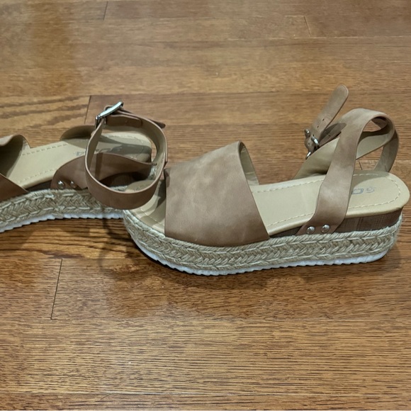 Wedge Sandal - Picture 3 of 4